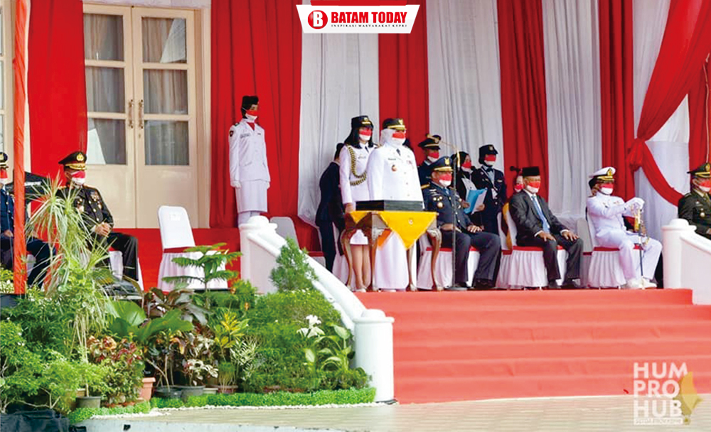 Wagub Kepri, Hj. Marlin Agustina saat menjadi Inspektur Upacara Penurunan Bendera HUT RI Ke-76 Provinsi Kepri